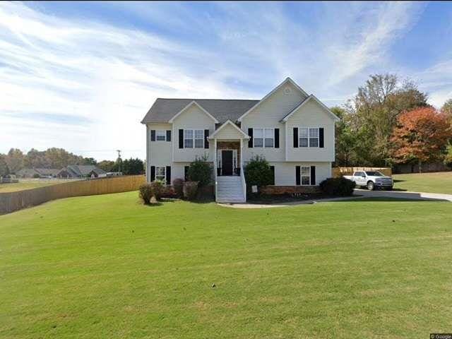 split foyer home with a front yard