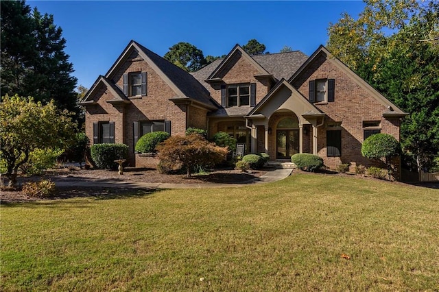 craftsman-style house featuring a front yard