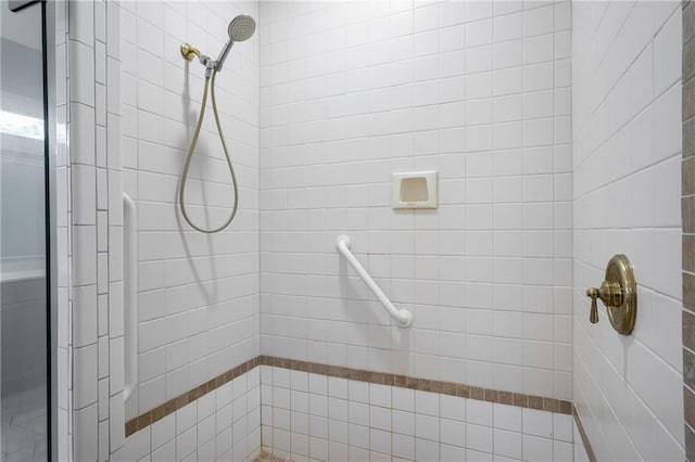 bathroom featuring a tile shower