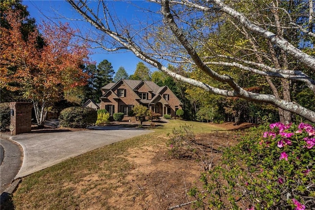 view of front of home featuring a front yard