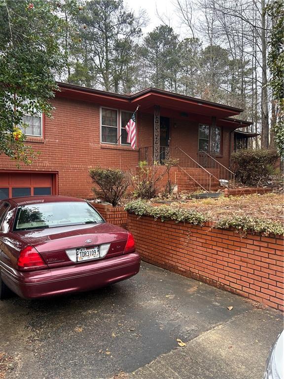 view of front facade with a garage