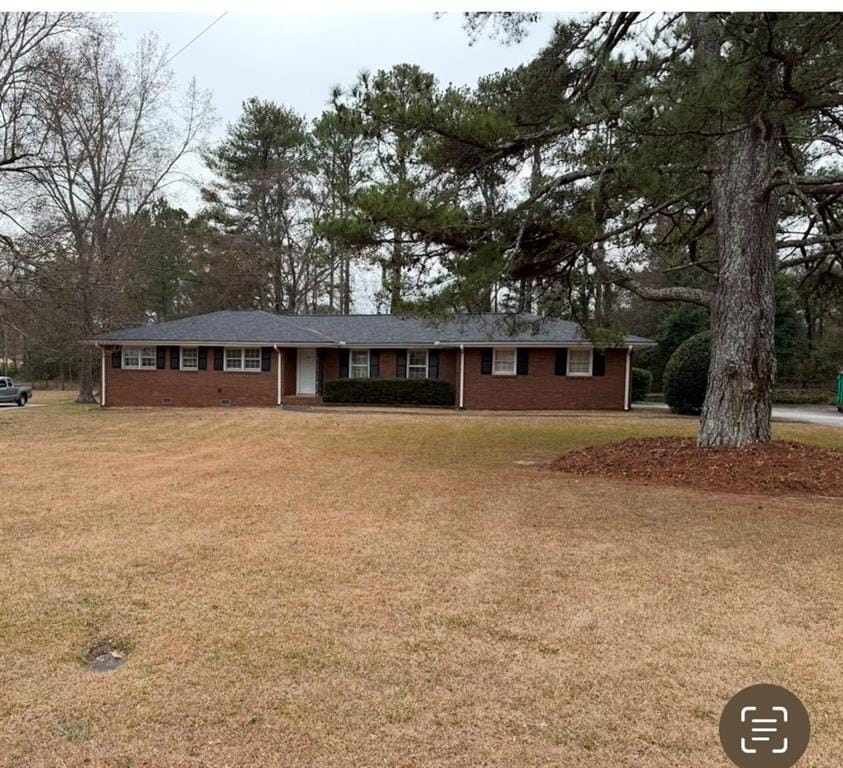 ranch-style house with a front yard