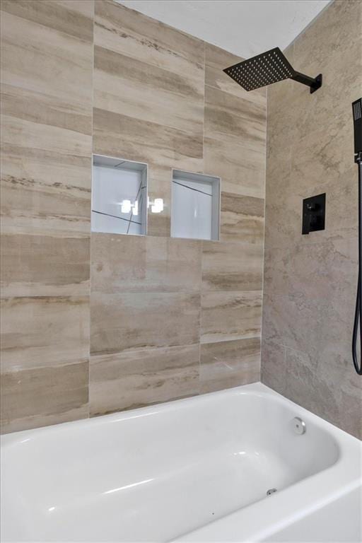 bathroom with tiled shower / bath