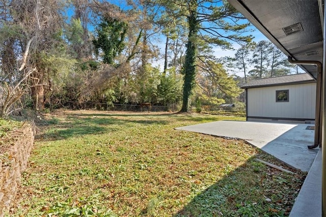 view of yard featuring a patio area