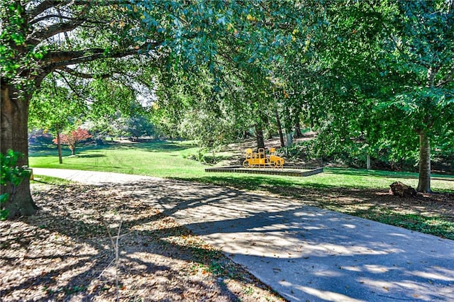 view of home's community featuring a yard