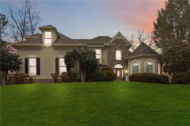 view of front of property featuring a lawn