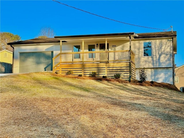 view of front of home with covered porch and a front lawn