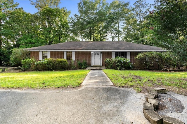 300 S Dale Ave, Calhoun, GA 30701 - ranch-style home with a front yard and brick siding
