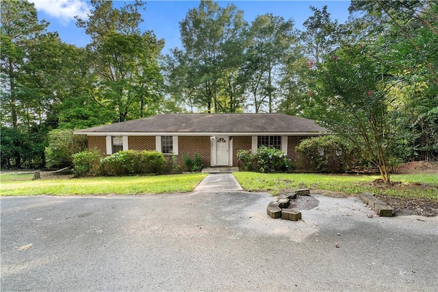 300 S Dale Ave, Calhoun, GA 30701 - single story home with a front yard and brick siding