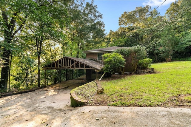 300 S Dale Ave, Calhoun, GA 30701 - view of front facade featuring concrete driveway and a front lawn