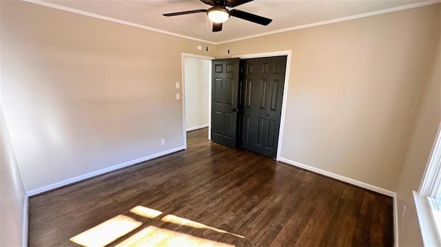 empty room featuring baseboards, a ceiling fan, dark wood-style flooring, and crown molding