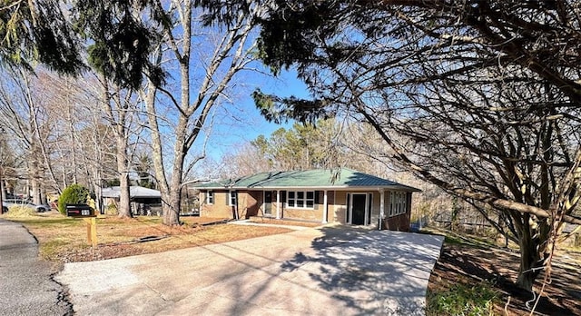 ranch-style home with driveway