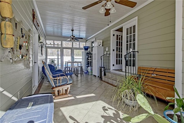 sunroom with ceiling fan