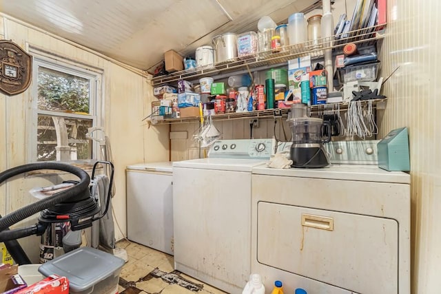 washroom with laundry area and independent washer and dryer