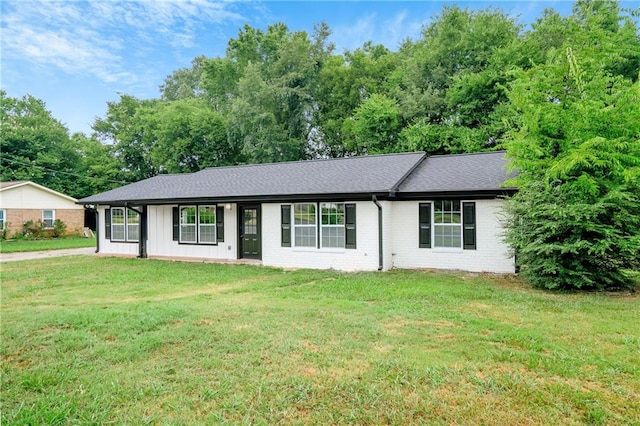 ranch-style house featuring a front yard