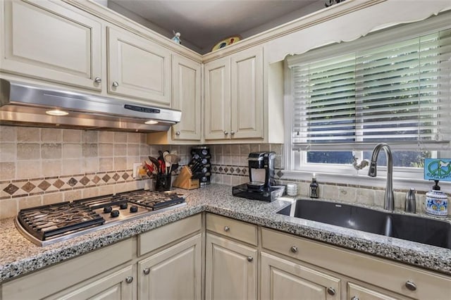 1487 W Bend Creek Ct, Atlanta, GA 30338 - kitchen featuring under cabinet range hood, a sink, stainless steel gas cooktop, and decorative backsplash