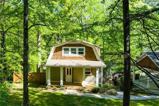 view of front of property featuring a front yard and a porch