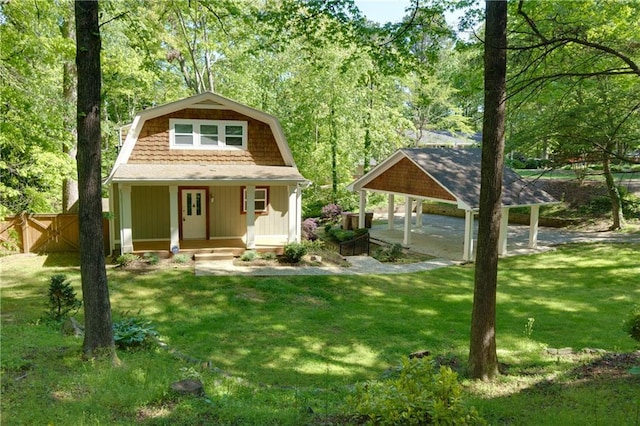 view of front of house with covered porch and a front lawn