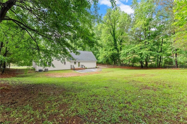 view of yard featuring a patio area