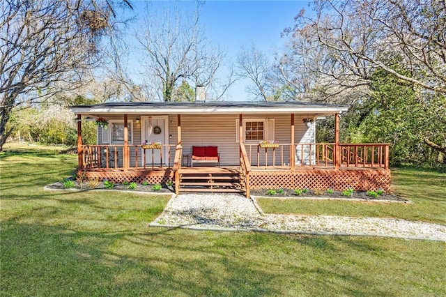 view of front of property featuring a porch and a front yard