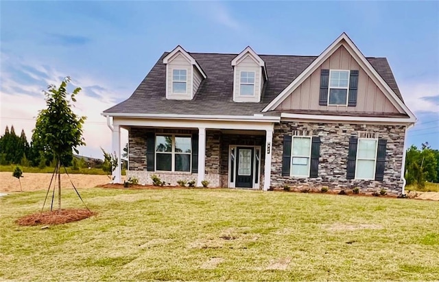 view of front facade with a front lawn