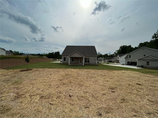 view of front of home featuring a front lawn