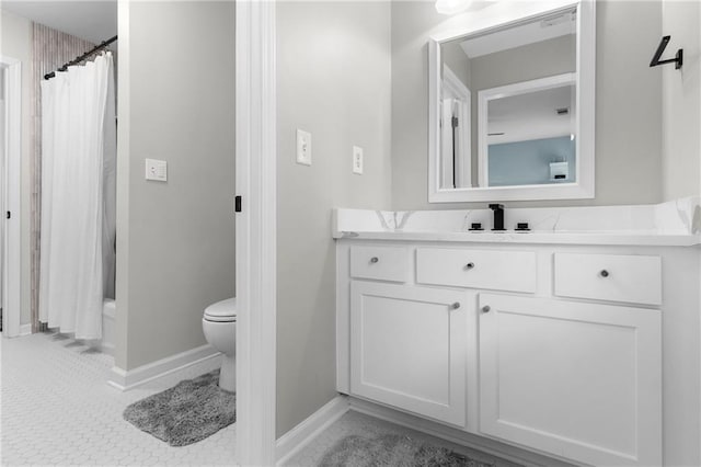bathroom with toilet, baseboards, a shower with shower curtain, and vanity