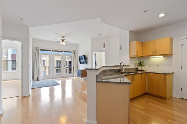 390 17th St NW Unit 6036, Atlanta, GA 30363 - kitchen featuring a sink, a peninsula, dark stone countertops, light wood-style flooring, and recessed lighting