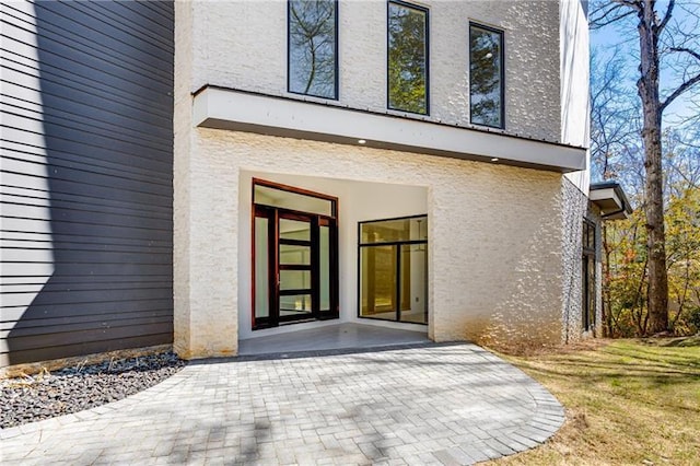 entrance to property with stucco siding