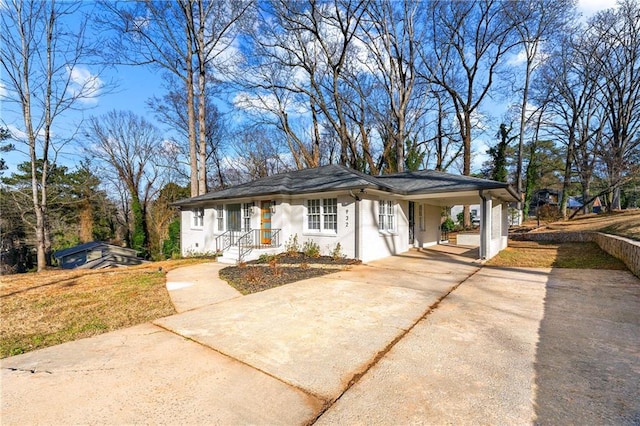 view of front of property featuring a carport