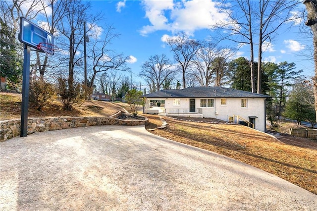 single story home with a front lawn