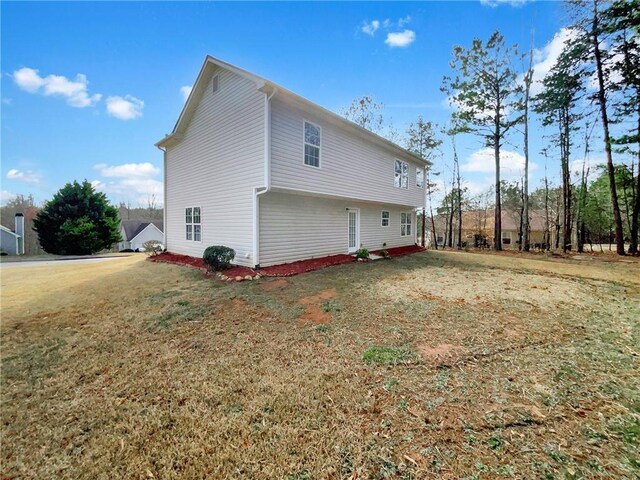 view of side of property featuring a lawn