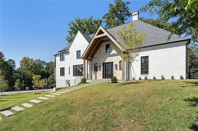 view of front of home featuring a front yard