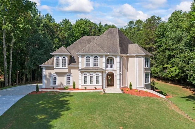 view of front of house featuring a front lawn