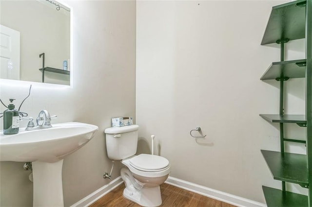 4358 Grove Field Ct, Suwanee, GA 30024 - kitchen featuring appliances with stainless steel finishes, a sink, backsplash, white cabinetry, and light wood-type flooring