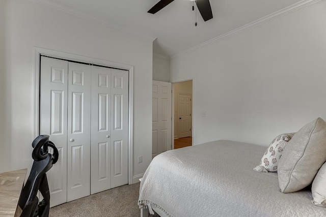 bedroom featuring carpet floors, ceiling fan, ornamental molding, and a closet