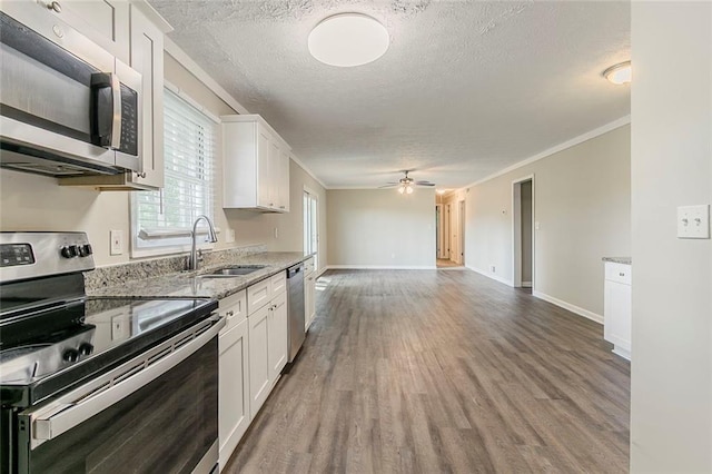 545 Fayetteville Rd, Fairburn, GA 30213 - kitchen featuring stainless steel appliances, a sink, a textured ceiling, light wood-type flooring, and white cabinetry