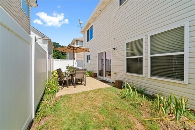 view of yard with a patio area