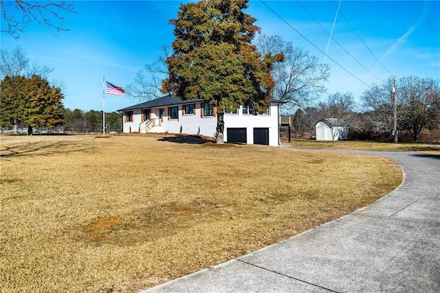 view of yard featuring driveway