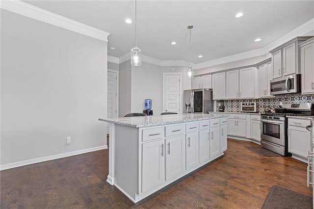 kitchen featuring decorative backsplash, stainless steel appliances, baseboards, and dark wood-style flooring