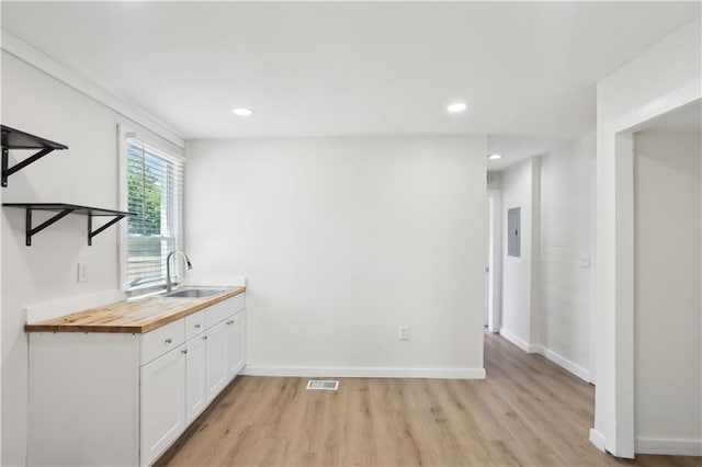 bar with visible vents, light wood-type flooring, a sink, baseboards, and recessed lighting