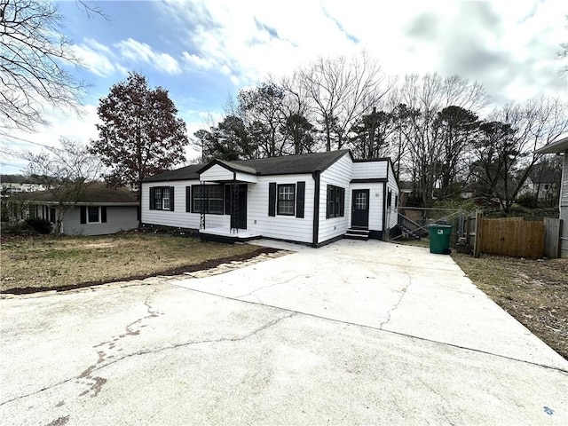 view of front of house with driveway and fence