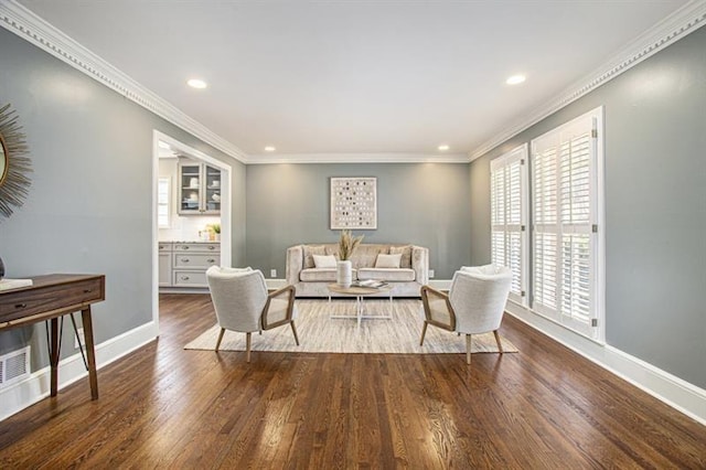 living room with crown molding, recessed lighting, wood finished floors, and baseboards