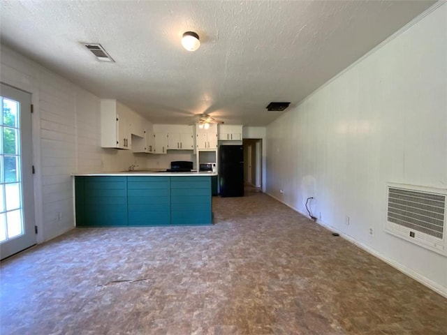995 Gadsden Rd, Cave Spring, GA 30124 - kitchen featuring freestanding refrigerator, ceiling fan, a textured ceiling, white cabinets, and a peninsula