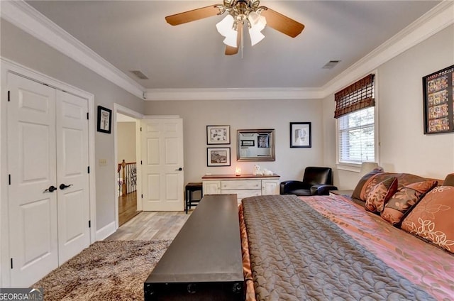 bedroom with visible vents, ceiling fan, ornamental molding, and light wood-style floors