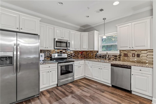 kitchen with visible vents, ornamental molding, a sink, appliances with stainless steel finishes, and dark wood-style flooring