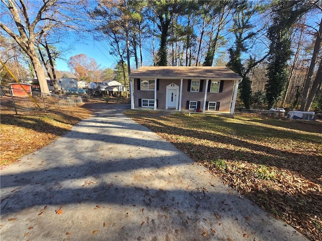 view of front of property featuring an outbuilding and a front yard