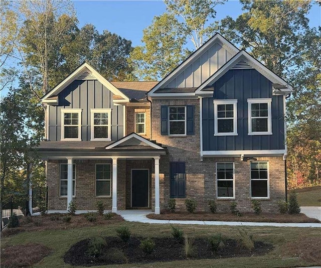 craftsman house featuring a front lawn