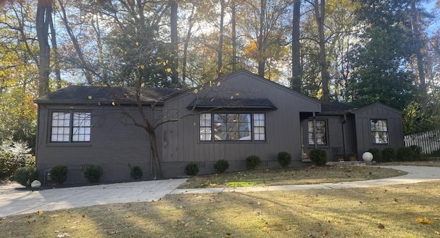 view of front of property featuring a front lawn