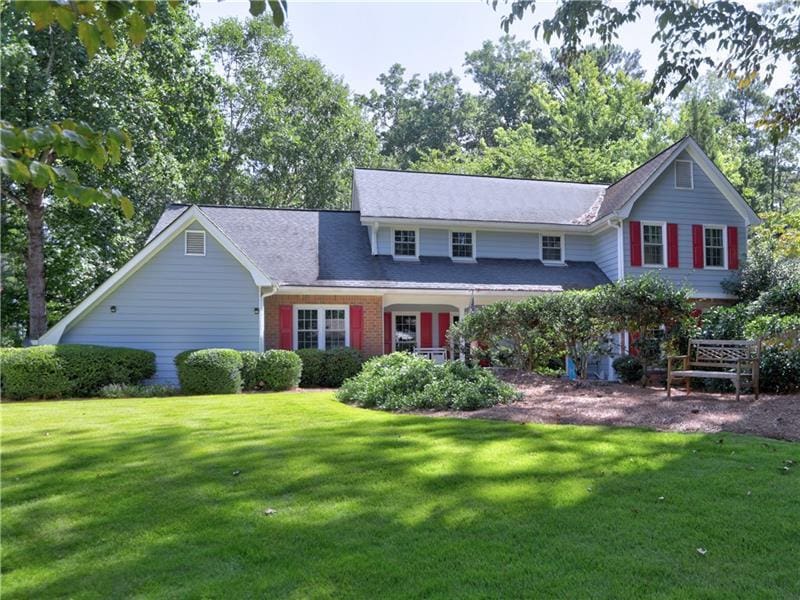 view of front of home featuring a front yard